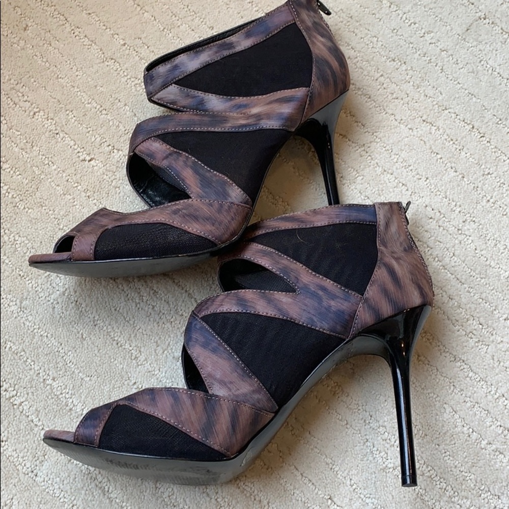 Gianni Bini animal print peep toe heels